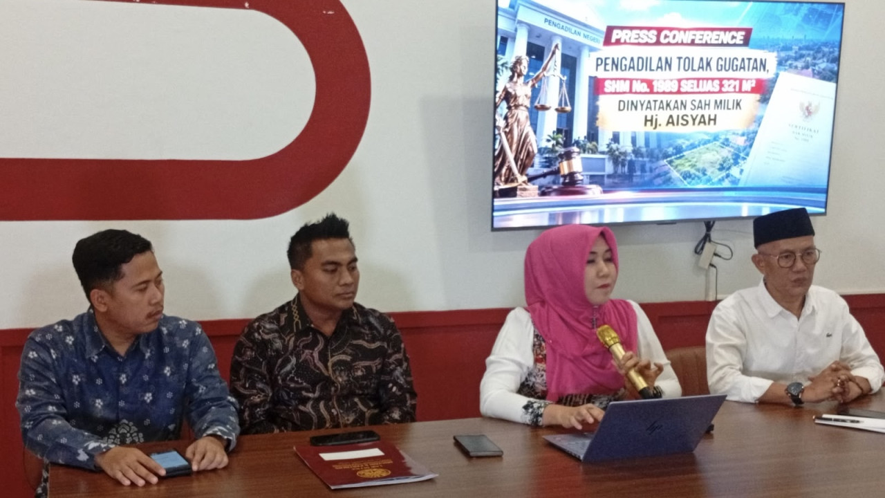Ning Lia bersama kuasa hukumnya dari Kantor Hukum Mulyadi & Partners Law Firm, Mulyadi, S.H., (Foto: Sujianto/jatimnow.com)