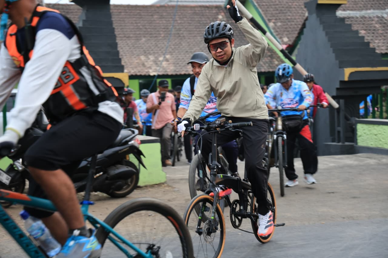 Gus Fawait saat Gowes Bersama dari Kantor Kecamatan Jenggawah menuju Pendopo Wahyawibawagraha. (Foto: Diskominfo Jember/jatimnow.com)