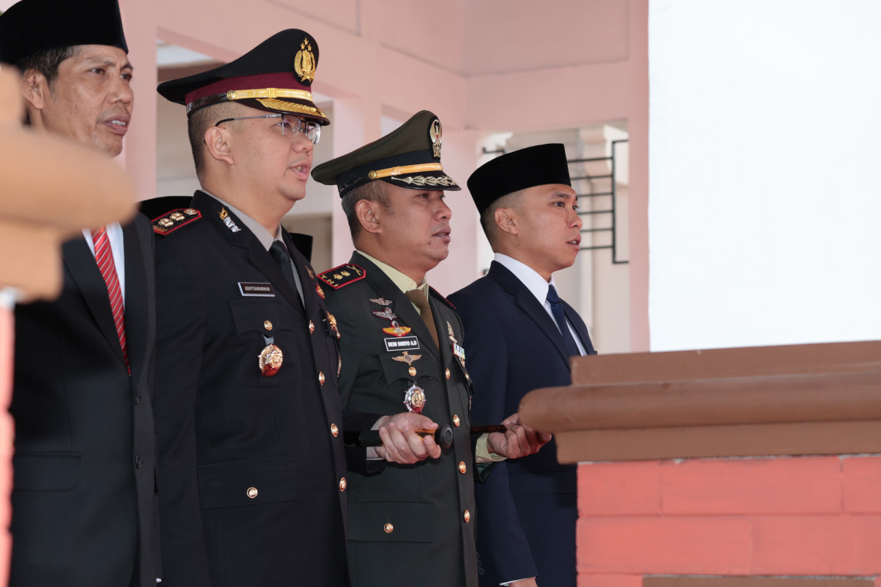 Dandim Lamongan Letkol Inf Deni Suryo Anggo (tengah) bersama jajaran Forkopimda Lamongan saat apel peringatan Hari Kesaktian Pancasila. (Foto: Kodim 0812 Lamongan for jatimnow.com)