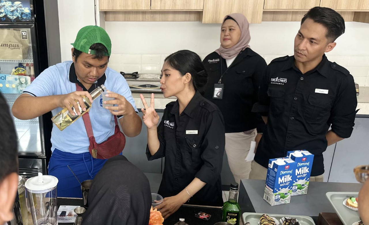 Para peserta diajak mempraktikkan cara membuat minuman kopi sederhana tanpa bantuan mesin pembuat kopi. (Foto: Humas Midtown Hotels for jatimnow.com)