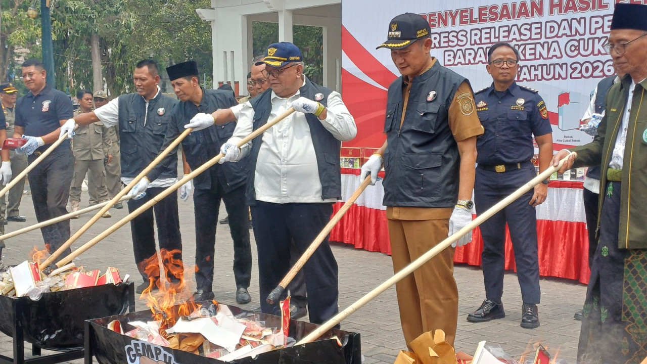 Pemusnahan 835 ribu batang rokok ilegal di Kabupaten Lamongan. (Foto: Adyad Ammy Iffansah/jatimnow.com)