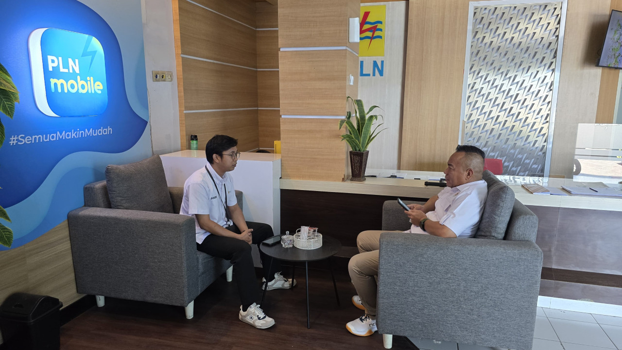 Yona Bagus (kanan) saat menemui pihak PLN (foto: Yona for jatimnow.com)