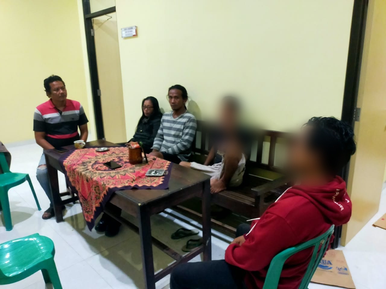 Proses mediasi bapak dan anak di Tulungagung. (Foto: Polsek Sumbergempol for jatimnow.com)