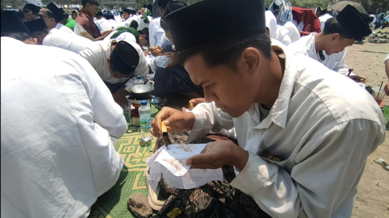 Santri Ponpes Lirboyo Kediri saat membatik. (Foto: Ponpes Lirboyo for jatimnow.com)