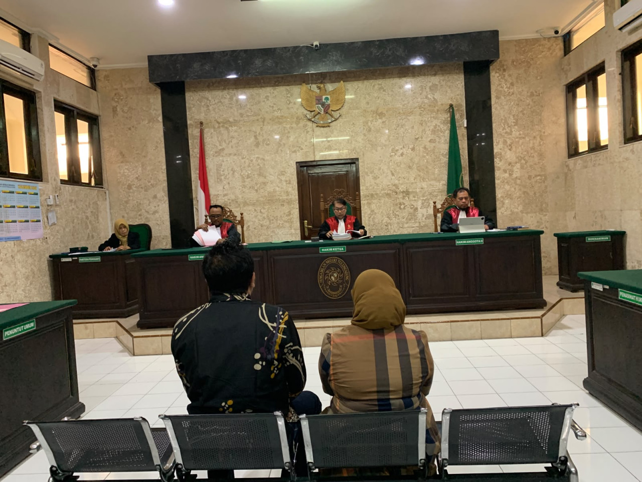 Pasutri di Tulungagung saat mengikuti sidang tuntutan. (Foto: Arif for jatimnow.com)