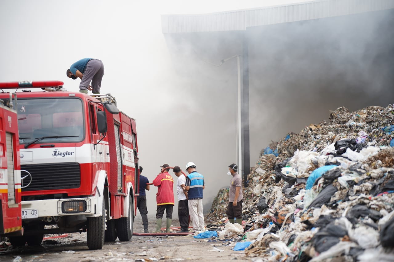 Pemadaman kebakaran di TPST Lestari Kawasan PIER Pasuruan (SIER for jatimnow.com)
