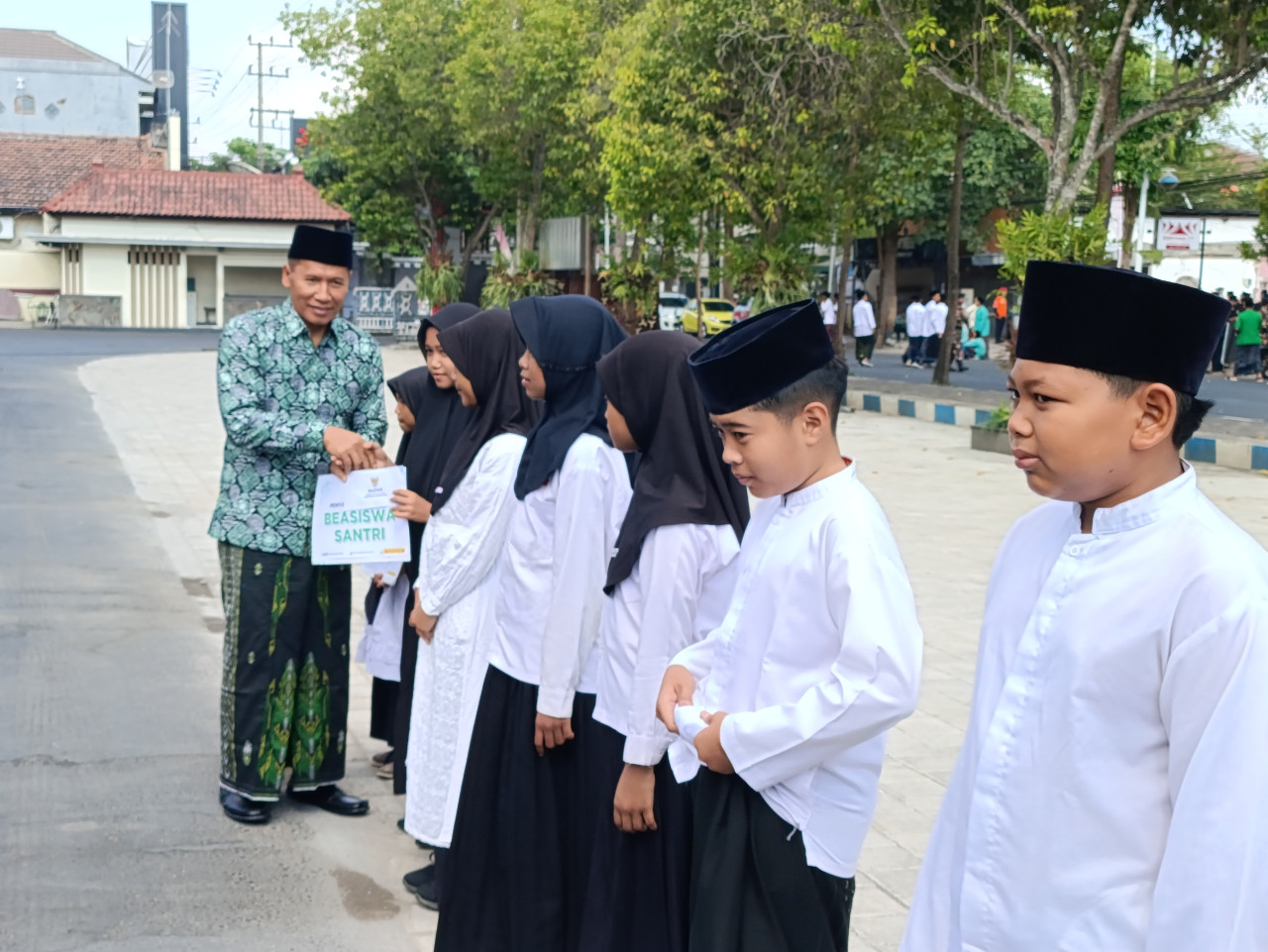 Plt Bupati Tulungagung Ahmad Baharudin saat menyerahkan beasiswa untuk santri. (Foto: Bramanta/jatimnow.com)