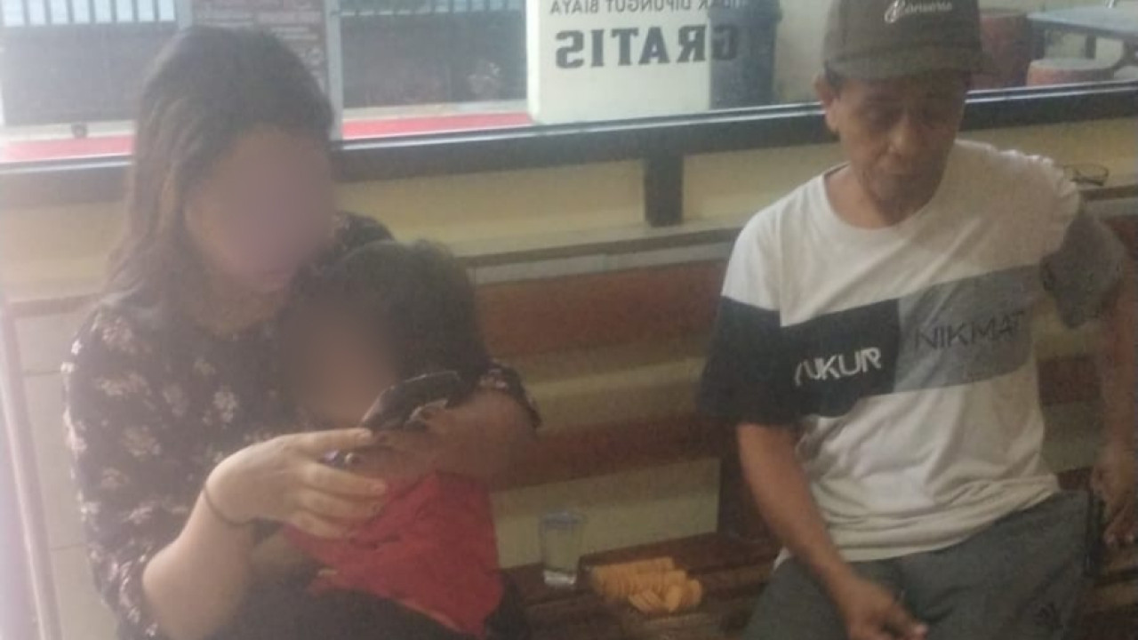 Balita saat bertemu orang tuanya di Polsek Boyolangu. (Foto: Polsek Boyolangu for jatimnow.com)