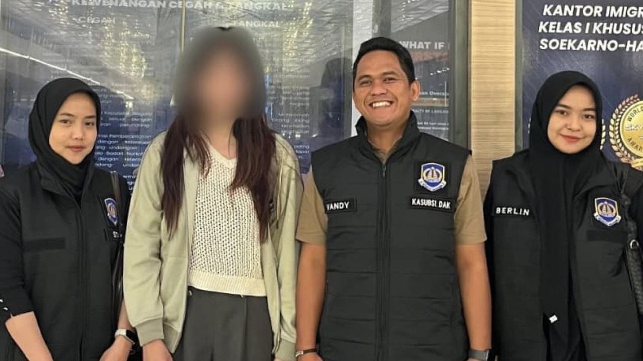 Kantor Imigrasi Kelas II Non TPI Blitar mendeportasi seorang warga negara Jepang berinisial MI. (Foto: Imigrasi Blitar/jatimnow.com)