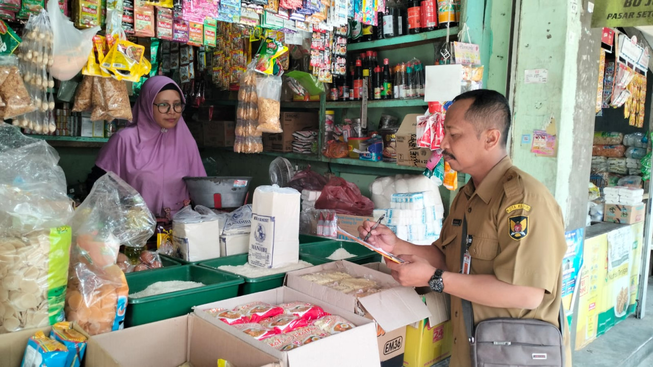 Petugas melakukan pemantauan harga di pasar tradisional Kota Kediri. (Foto: Pemkot Kediri/jatimnow.com)