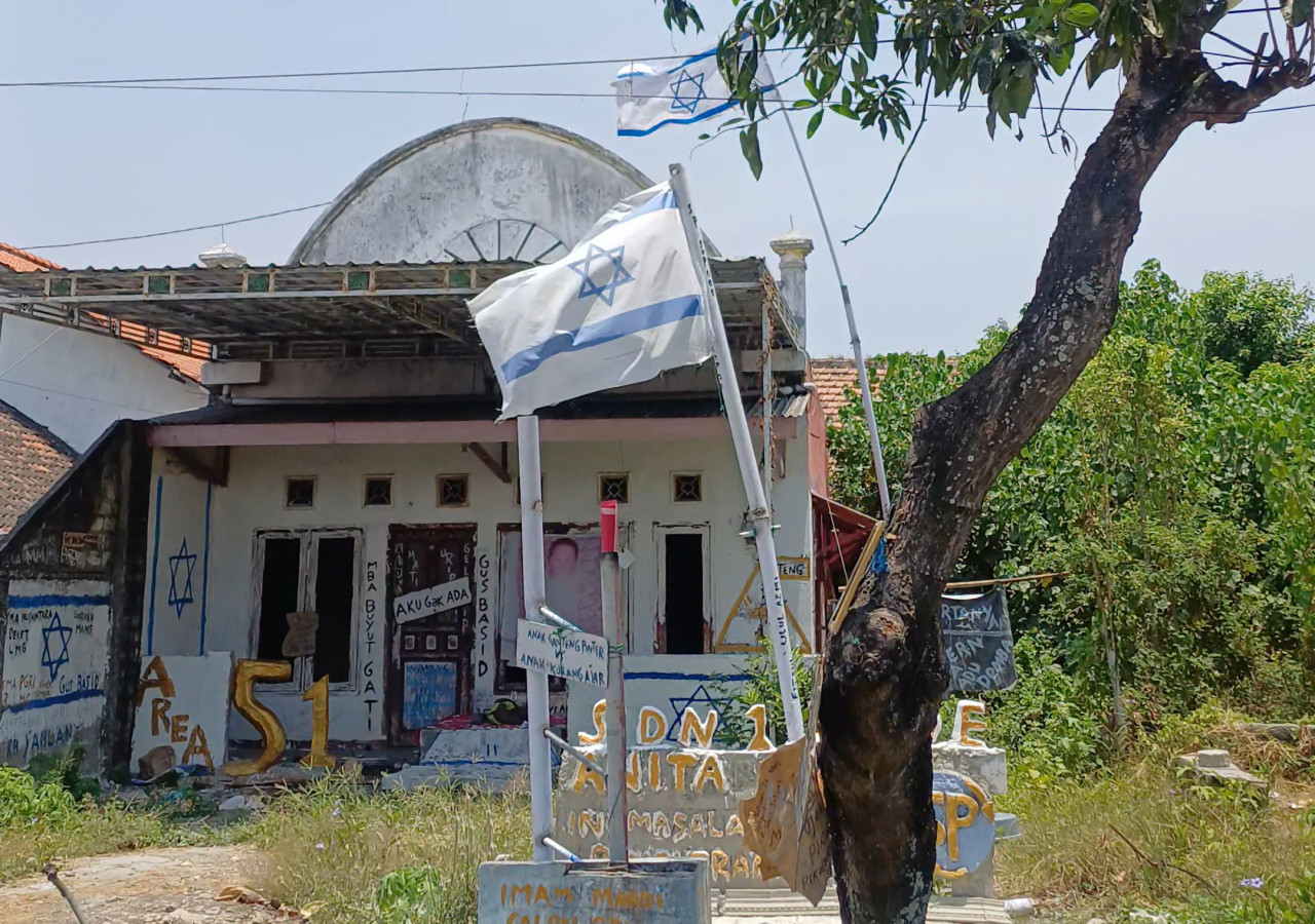 Rumah di Desa Made, Kecamatan Lamongan, Kabupaten Lamongan, yang memasang bendera Israel. (Foto: Adyad Ammy Iffansah/jatimnow.com)