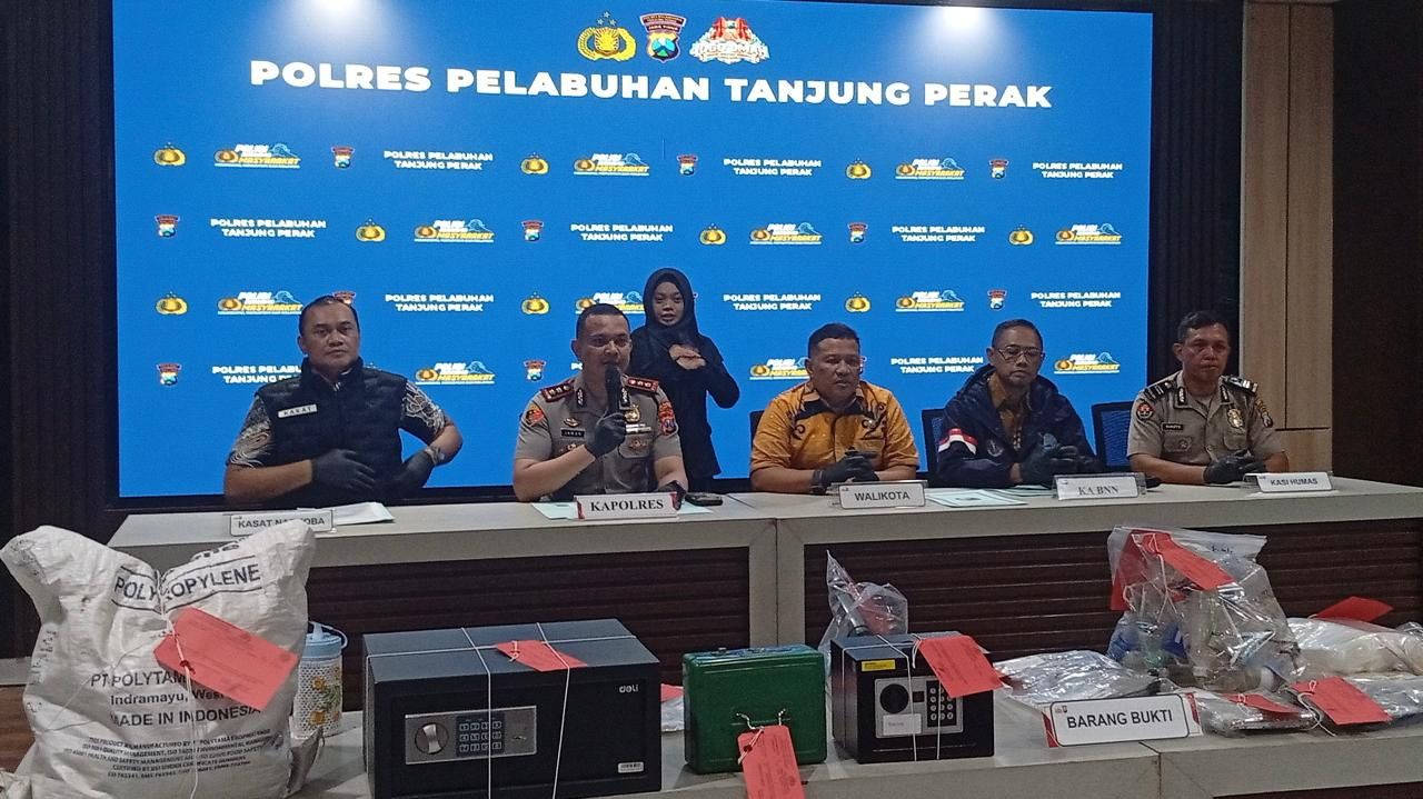 Kapolres Pelabuhan Tanjung Perak AKBP Irwan Kurniawan dalam rilis di Polres Pelabuhan Tanjung Perak. (Foto: Sujianto/jatimnow.com)