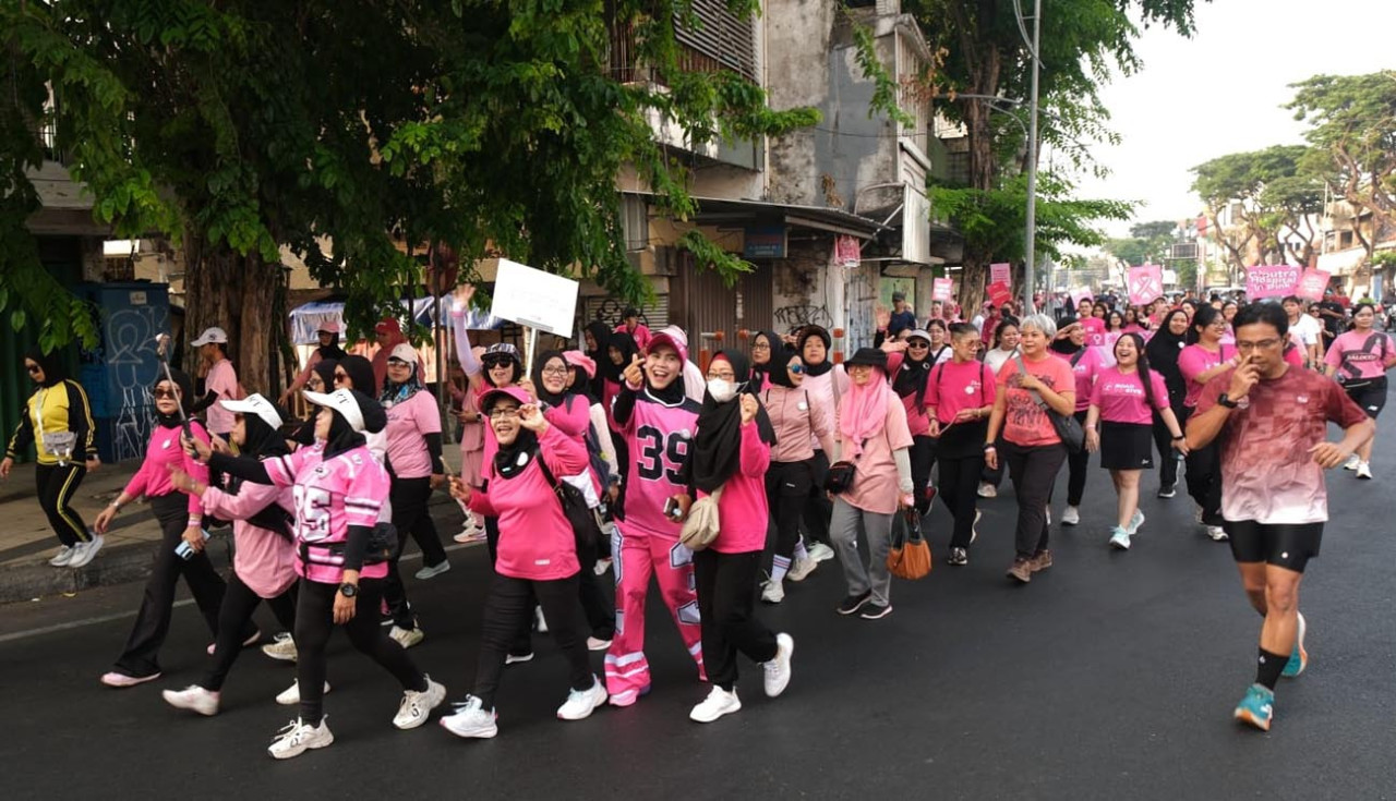 Ratusan warga dan relawan Surabaya jalan santai dan galang donasi untuk mendukung penyintas kanker payudara jelang Road To Give 2026. (Foto: RLD for jatimnow.com)