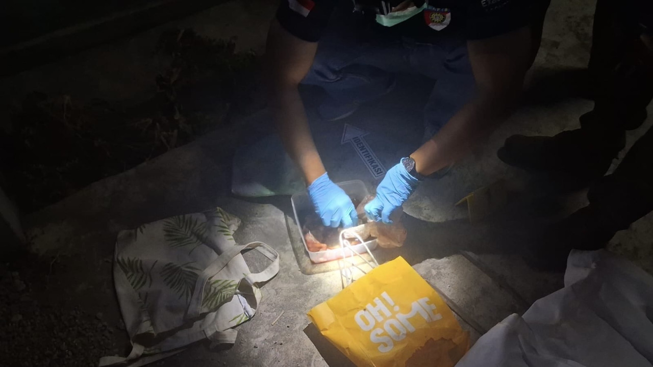 Polisi periksa temuan janin bayi di Kediri. (Foto: Polsek Pagu/jatimnow.com)