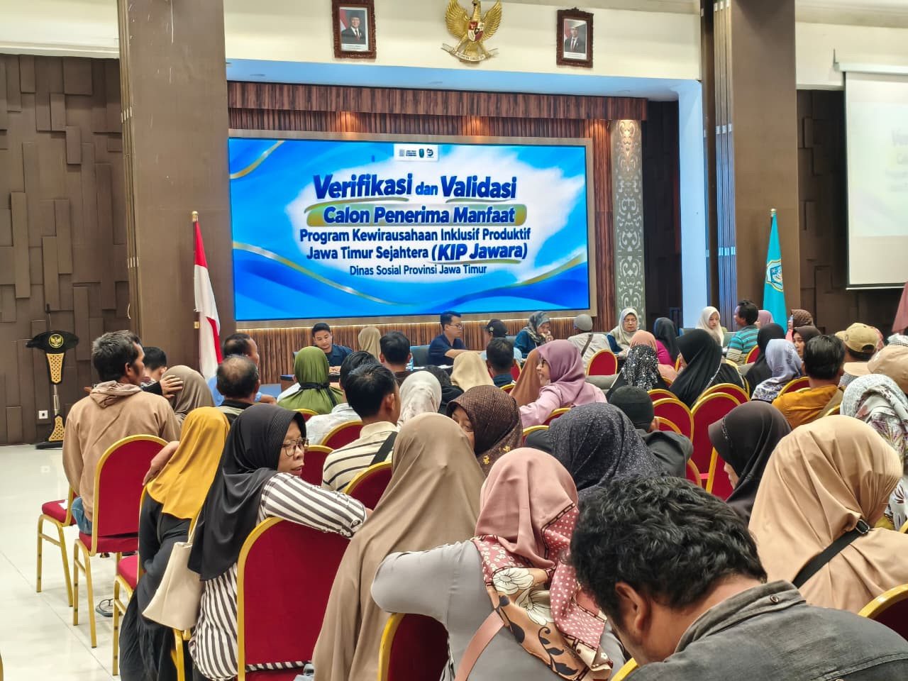 Proses verifikasi dan validasi program KIP Sejahtera di Gedung Lantai 7 Pemkab Lamongan. (Foto: Adyad Ammy Iffansah/jatimnow.com)