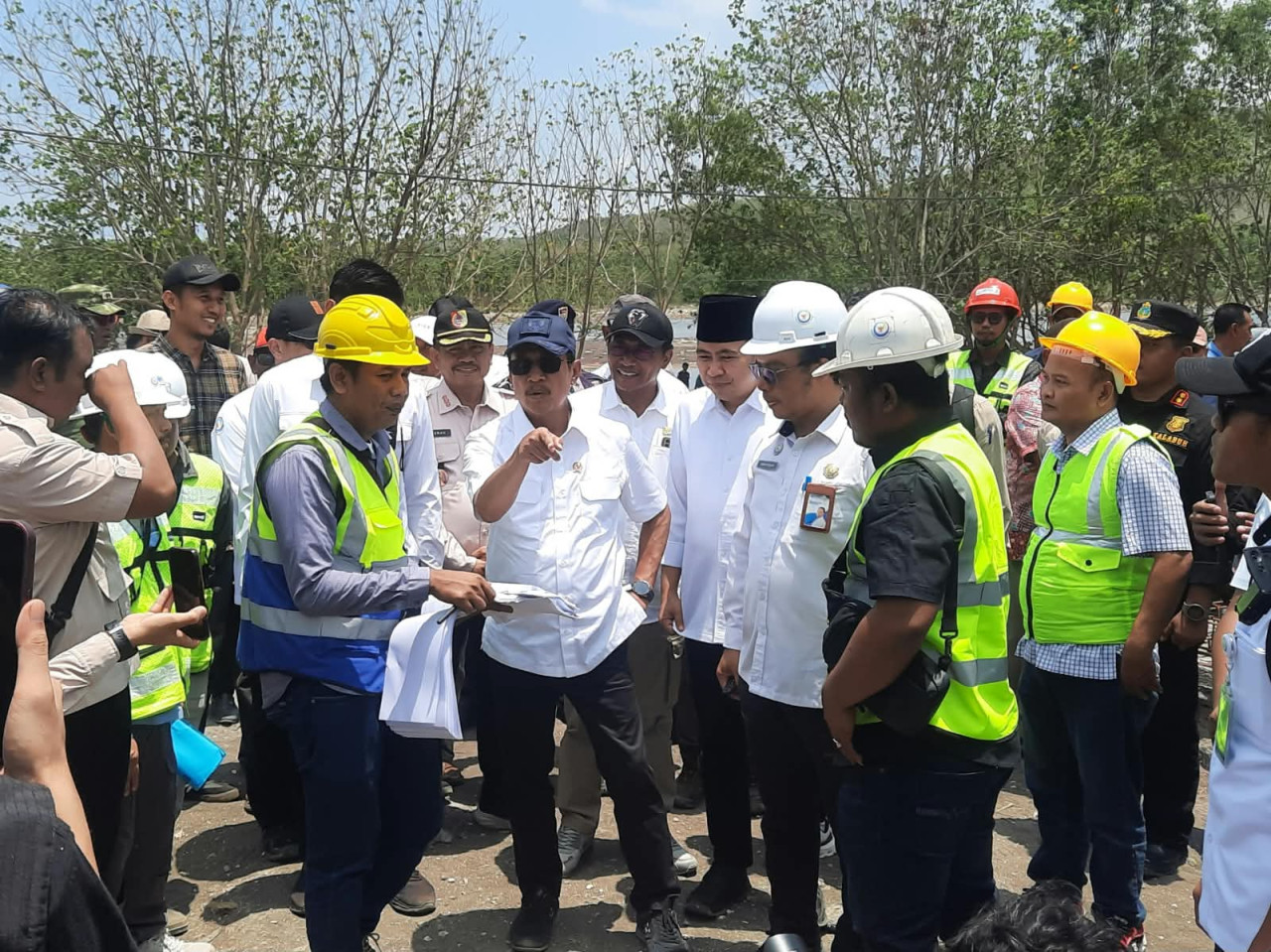 Menteri KKP saat meninjau Kampung Nelayan Merah Putih di Jember. (Foto: David/jatimnow.com)