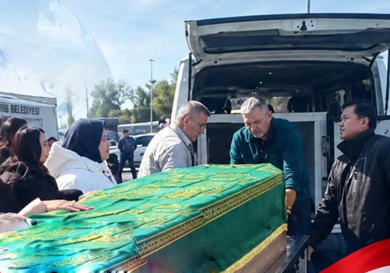 Jenazah Endang Susilowati, PMI asal Blitar yang meninggal di Turki akibat kanker, akhirnya dimakamkan di kampung halaman berkat gotong royong diaspora. (Foto: Diaspora for jatimnow.com)