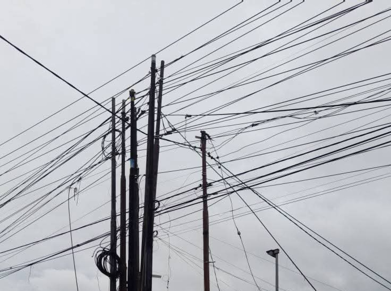 Kabel semrawut di salah satu sudut Jember (Foto: Sugianto/jatimnow.com)