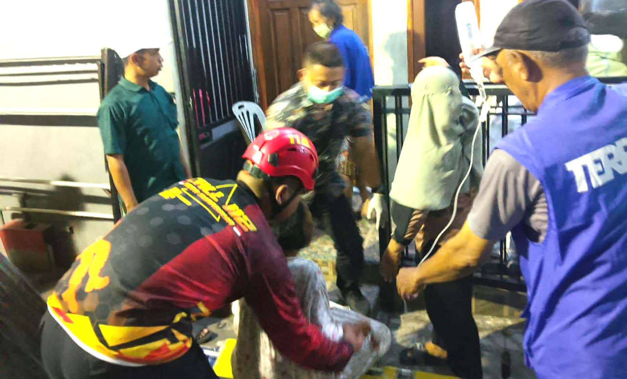Tim KSH dan RT 04 Rungkut Tengah Surabaya bergerak cepat mengevakuasi Wariyanti (65), lansia sakit, ke rumah sakit. (Foto: KHS for jatimnow.com)