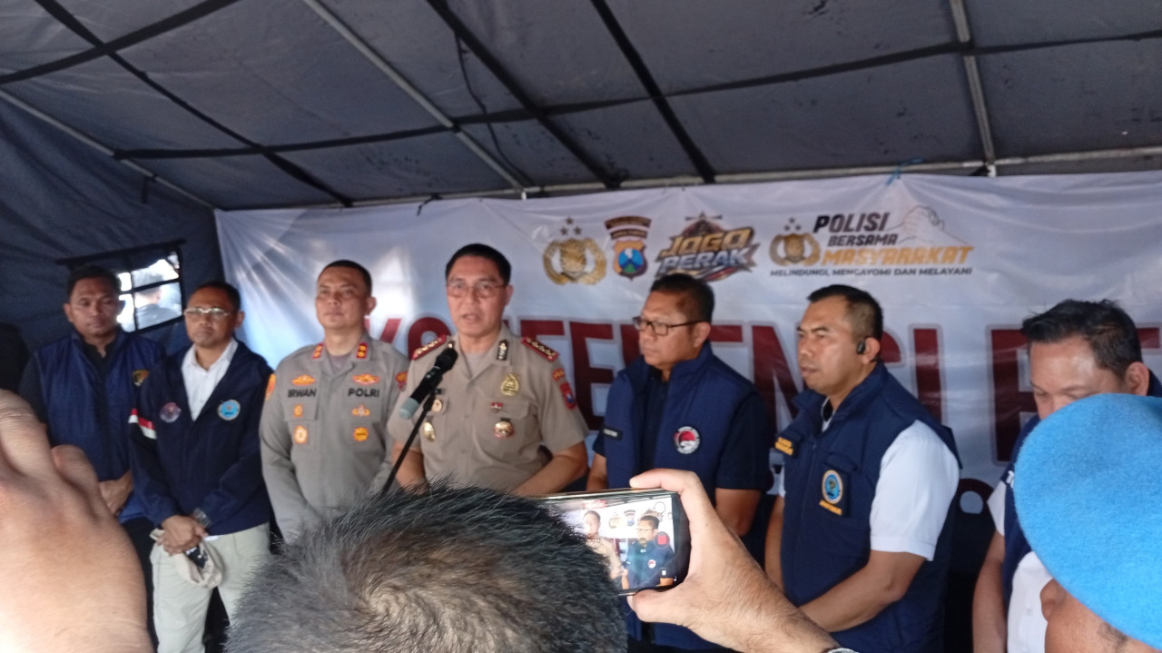 Kabid Humas Polda Jatim Kombes Pol Jules Abraham Abast di lokasi penggerebekan kampung narkoba Jalan Kunti Surabaya. (Foto: Nur Alifan/jatimnow.com)