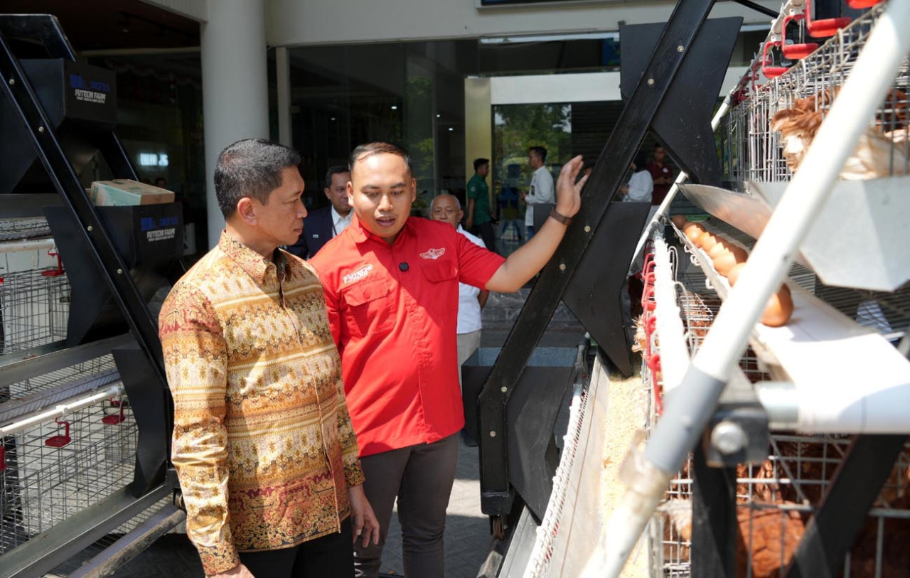 Ketua tim inovator Futechi Farm Muhammad Samsuddin (kanan) saat menjelaskan proses kerja sistem Futechi Farm kepada Rektor ITS Prof. Bambang Pramujati. (Foto: Humas ITS for jatimnow.com)