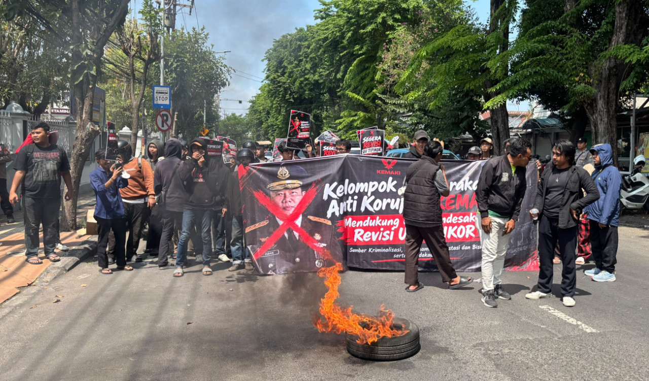 KEMAKI Jatim unjuk rasa di Kanwil Kemenkum, Kamis (29/10). Mereka menuntut revisi UU Tipikor agar celah pasal kerugian negara tak lagi disalahgunakan memeras pejabat daerah. (Foto/jatimnow.com)