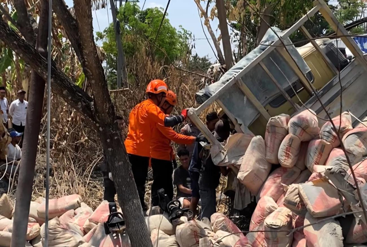 Tim SAR gabungan mengevakuasi kernet truk semen yang terjepit kabin usai menabrak pohon di Jalan Raya Bojonegoro-Cepu, Kalitidu. (Foto/Basarnas Surabaya)