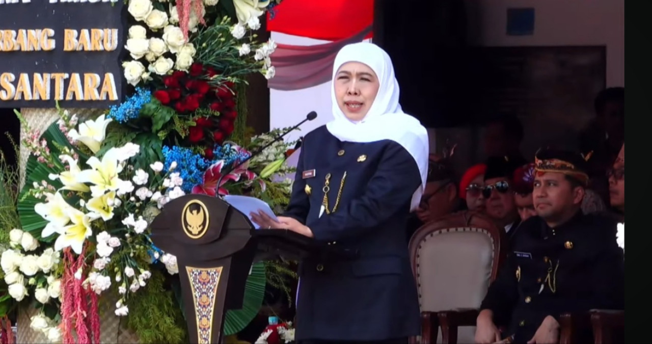 Gubernur Jatim Khofifah saat memberikan sambutan dalam upacara peringatan Hari Jadi ke-81 Provinsi Jawa Timur. (Foto: Nur Alifan/jatimnow.com)