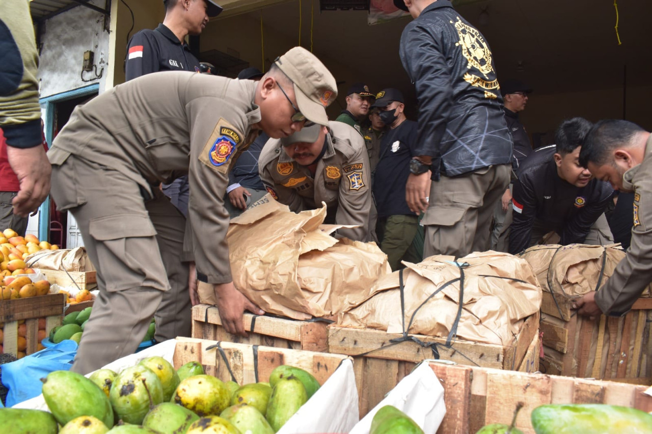 Satpol PP Surabaya menyegel tujuh kios buah di sepanjang Jalan Tambak Mayor hingga Jalan Tanjungsari. (Foto: Pemkot Surabaya/jatimnow.com)