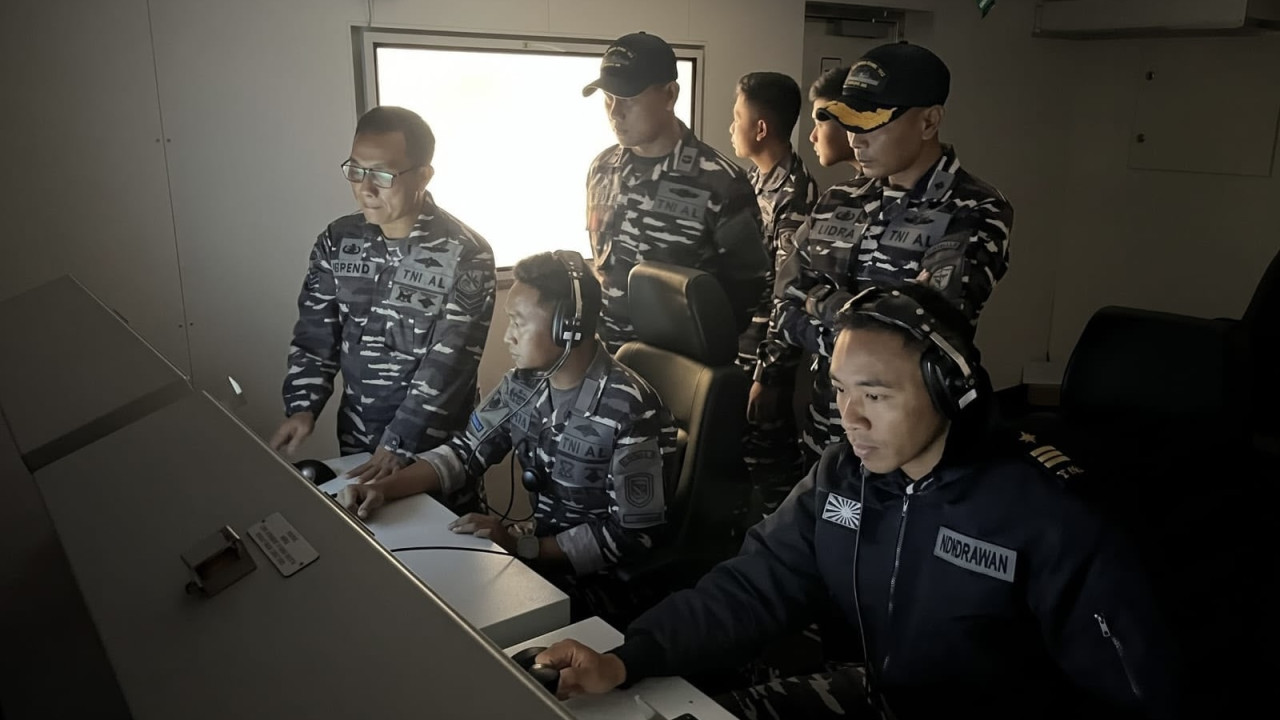 TNI Angkatan Laut melalui KRI Pulau Fani-731 bersama Tim Satuan Komando Penyelam dan Penyelamatan Bawah Air (Satkoppeba) Koarmada II. (Foto: Dinas Penerangan Koarmada 2/jatimnow.com)