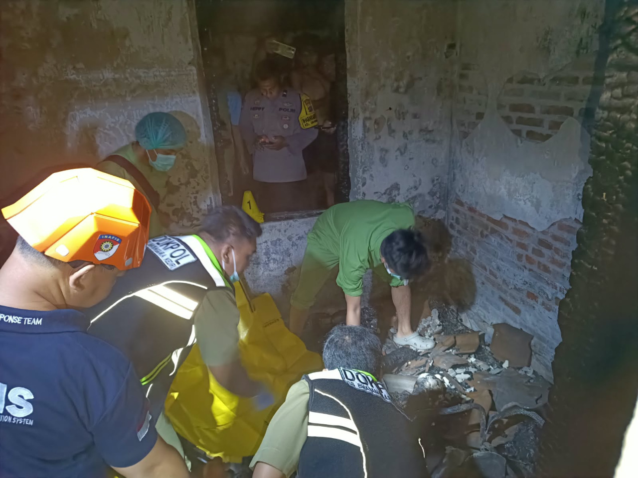 Petugas saat mengevakuasi jenazah korban. (Foto: Damkar Kota Kediri)