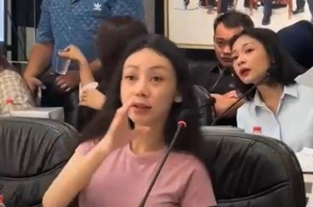 Owner arisan Meow, Mourin Chienci Lintong, saat hearing di DPRD Surabaya. (Foto/jatimnow.com)