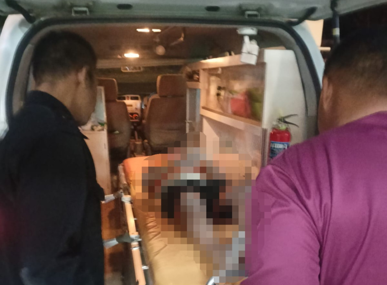 Korban tenggelam dievakuasi ke Puskesmas Sukodadi. (Foto : Humas Polres Lamongan for jatimnow.com)