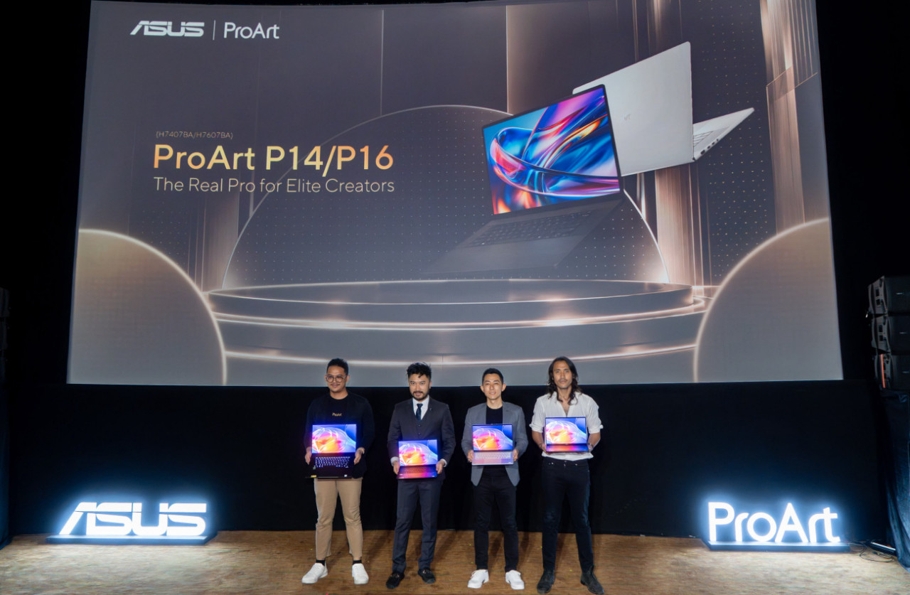 Adrian Pradipta, Technical Public Relations, ASUS Indonesia, Rudy Salim, CEO PRESTIGECORP, Lenny Lin Country Manager, ASUS Indonesia, dan musisi Marcello Tahitoe. (Foto/jatimnow.com)