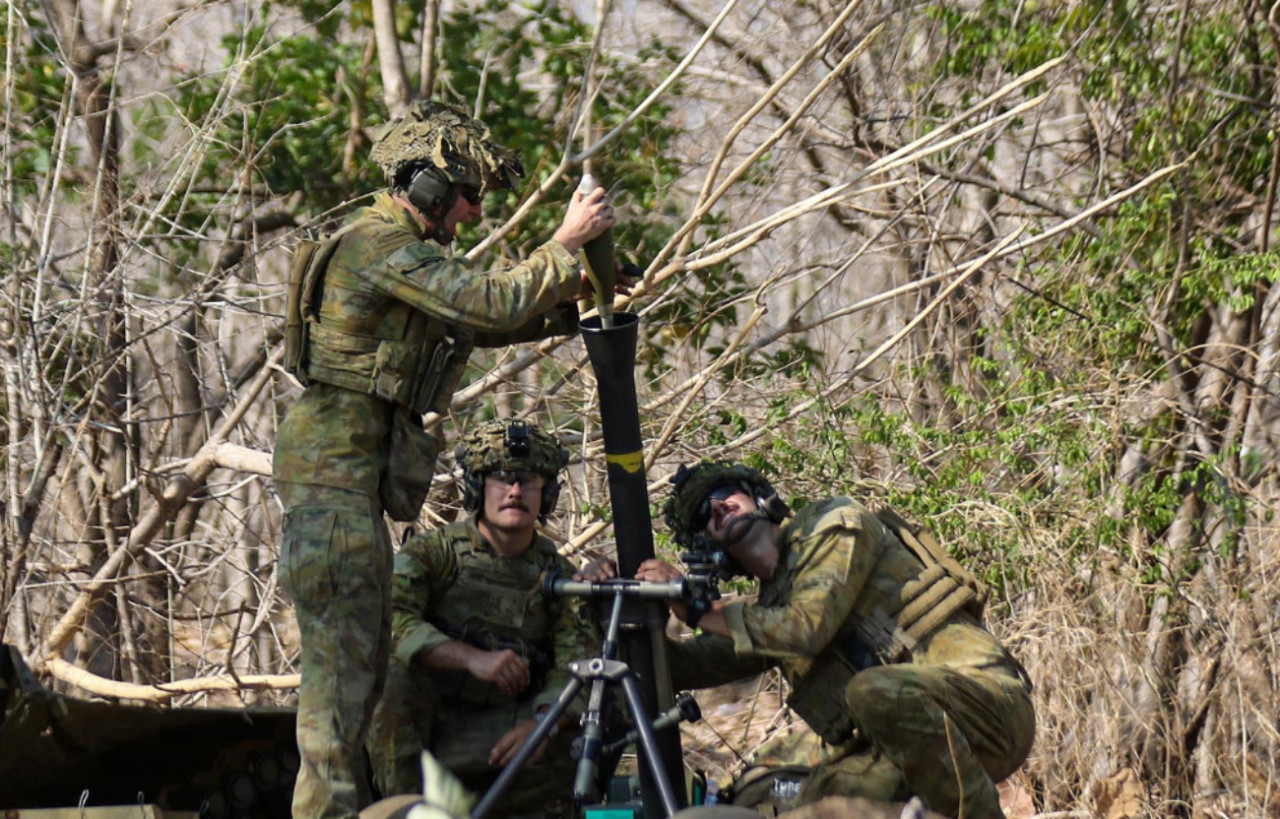 Tentara Australia menembakkan mortir 81 mm di Pusat Latihan Pertempuran (PLP) 5 Marinir Karangtekok, Situbondo, Senin (19/10/2026). (Foto: Ainul Yakin for jatimnow.com).