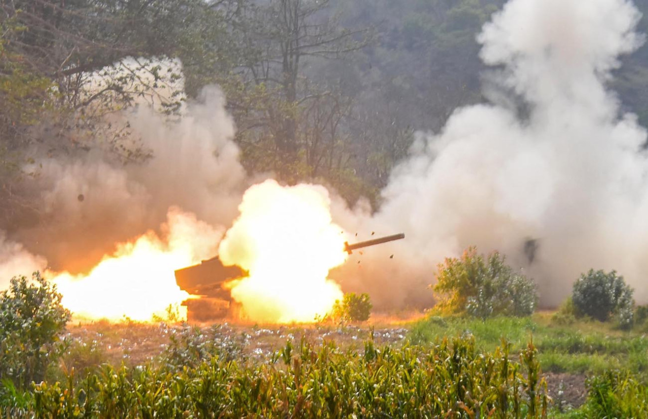 Marinir TNI AL dan militer Australia memuntahkan amunisi tajam di Situbondo dalam puncak Latgabma Keris Woomera 2026, Selasa (20/10/2026). (Foto: Ainul Yakin for jatimnow.com)