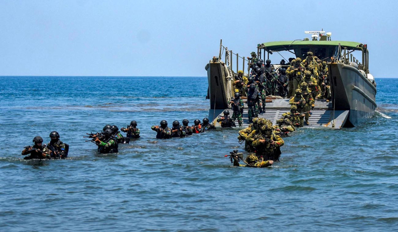 Prajurit Batalyon Infanteri 1 Marinir bersama tentara Australia menggelar simulasi serangan amfibi skala besar di Pantai Banongan, Situbondo, Kamis (15/10/2026). (Foto: Ainul Yakin for jatimnow.com)