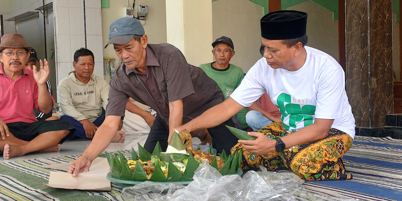 Sekda Lamongan Moh. Nalikan (kaos putih) saat prosesi pemotongan tumpeng dan doa bersama dalam rangka pemasangan cungkup rehabilitasi Makam Mbah Lamong. (Foto: Adyad Ammy Iffansah/jatimnow.com)