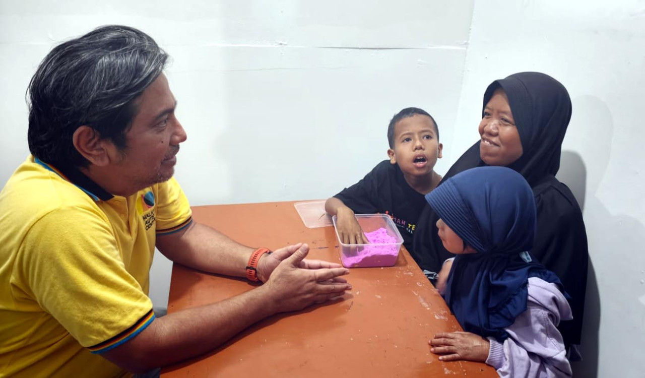 Founder sekaligus CEO MAC, Mohammad Cahyadi, berbincang dengan Dita Agustina, salah satu orangtua anak didik Omah Terapi Autis (OTA) MAC. (Foto: Ali Masduki/jatimnow.com)