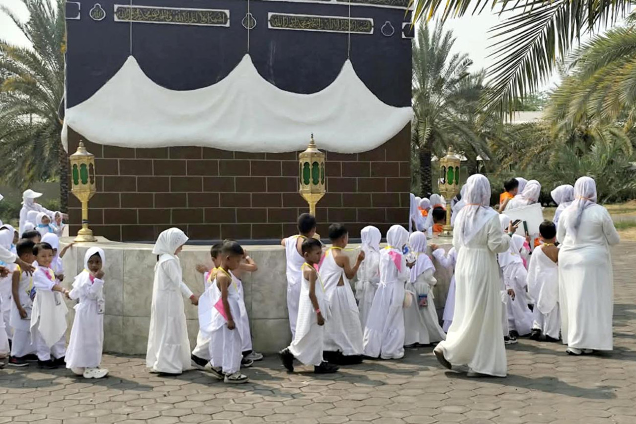 Ratusan bocah usia dini dari RA dan TK di bawah naungan IGPAUD Muslimat NU Kecamatan Jabon, Sidoarjo, tampak antusias mengikuti rangkaian manasik haji cilik. (Foto: Ainul Yakin for jatimnow.com)