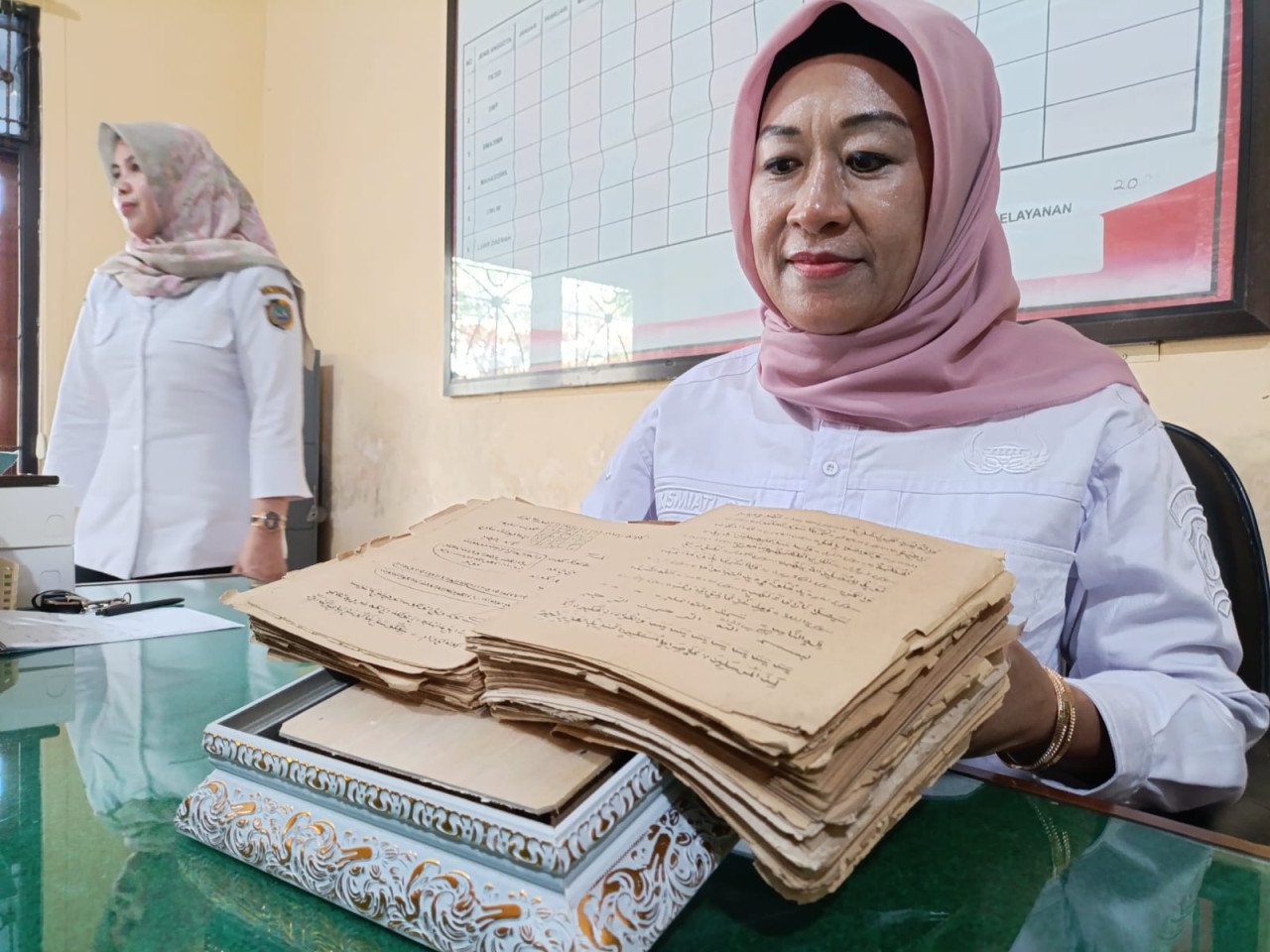 Salah satu manuskrip yang akan dilakukan digitalisasi oleh Dinas Perpustakaan dan Kearsipan Tulungagung. (Foto: Bramanta/jatimnow.com)