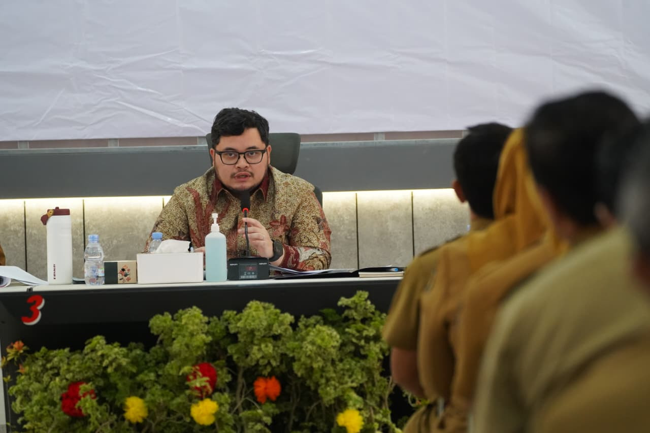 Mas Dhito saat memberikan arahan langsung terkait proyek strategis dan prioritas daerah kepada semua kepala dinas dan camat se-Kabupaten Kediri. (Foto: Pemkab Kediri/jatimnow.com)