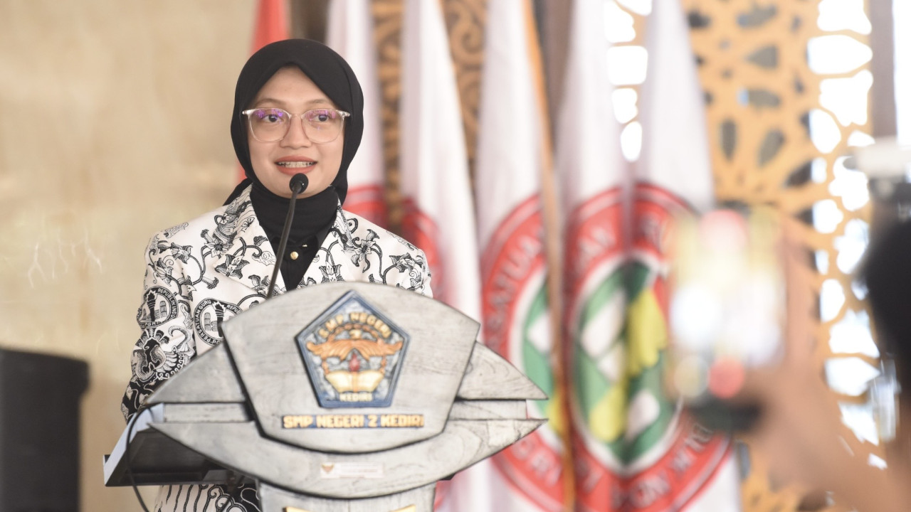 Mbak Vinanda saat menghadiri doa bersama dalam rangka memperingati HUT ke-81 Persatuan Guru Republik Indonesia (PGRI) dan Hari Guru Nasional di SMPN 2 Kota Kediri. (Foto: Pemkot Kediri/jatimnow.com)