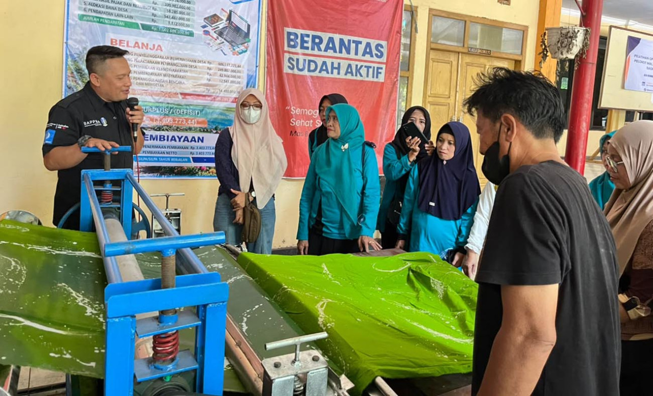 Dosen Uniba dan Unitomo dampingi kelompok difabel Rumah Batik Inklusi serta PKK Desa Kedungdowo Situbondo pacu produksi dan diversifikasi pangan lokal. (Foto: Humas Unitomo for jatimnow.com)