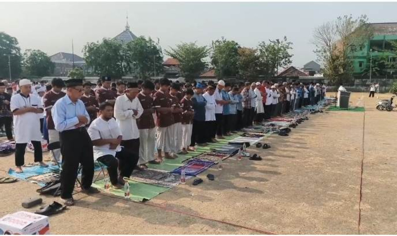 Ratusan warga dari berbagai organisasi kemasyarakatan (ormas) Islam di Surabaya menggelar salat dan doa bersama untuk memohon turunnya hujan. (Foto: Sujianto/jatimnow.com)