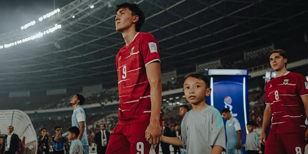 Potret Mitch Baker bersama Timnas Indonesia. (Foto: Instagram @_mitchell.baker)