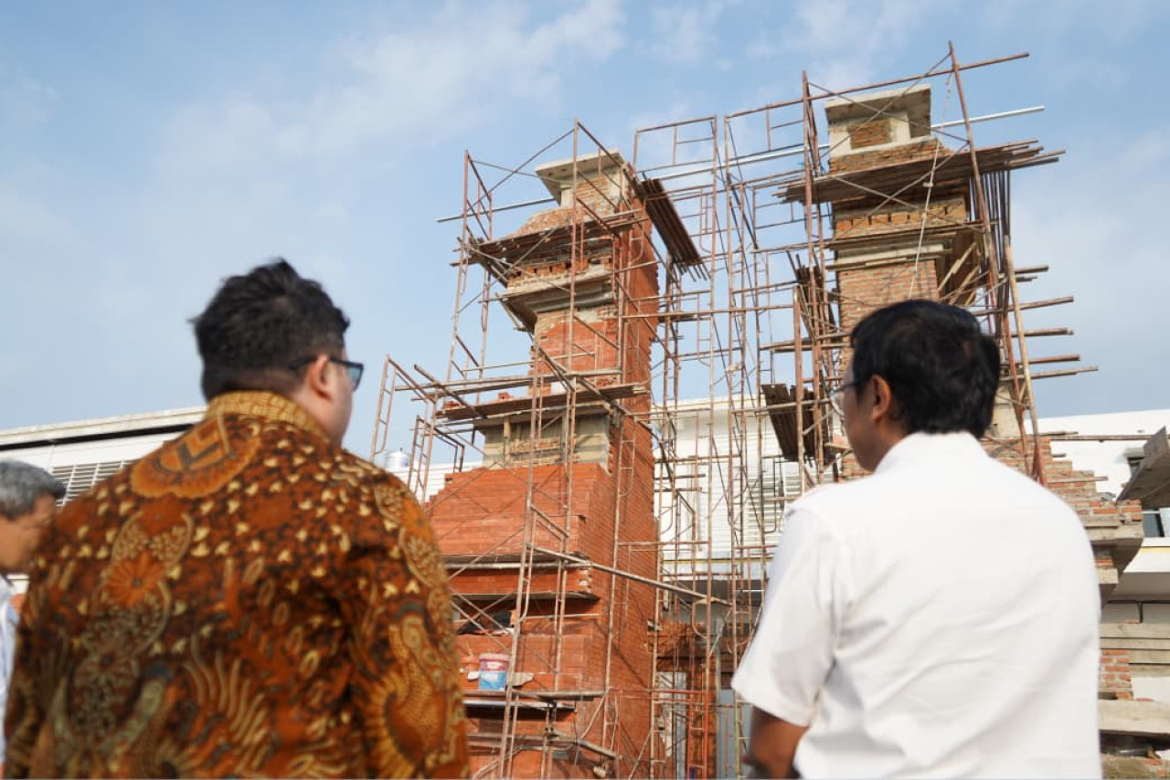 Bupati Kediri Hanindhito Himawan Pramana memantau langsung progres pembangunan Museum Sri Aji Joyoboyo di Desa Menang. (Foto: Pemkab Kediri/jatimnow.com)
