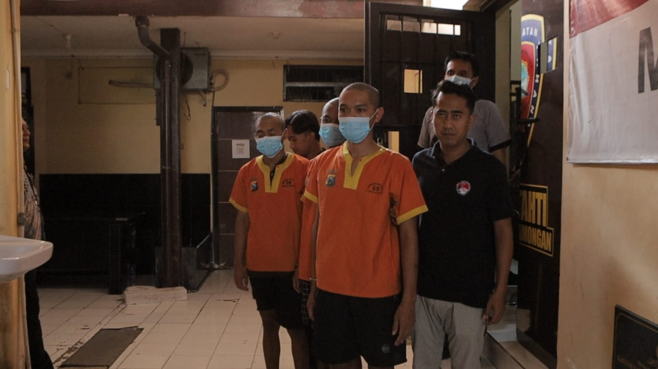 Para pelaku peredaran narkoba yang diamankan Satresnarkoba Polres Lamongan. (Foto: Humas Polres Lamongam for jatimnow.com)
