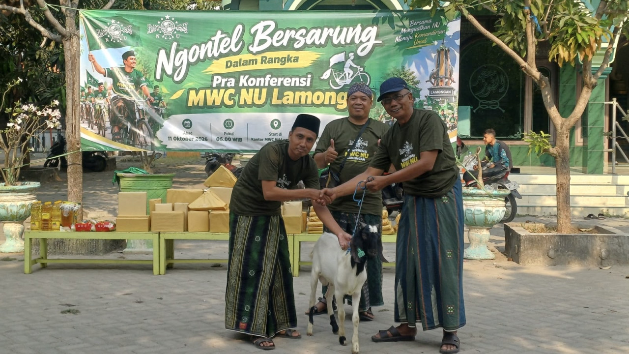 Ngontel bersarung berhadiah kambing yang digelar MWC NU Lamongan. (Foto: Adyad Ammy Iffansah/jatimnow.com)