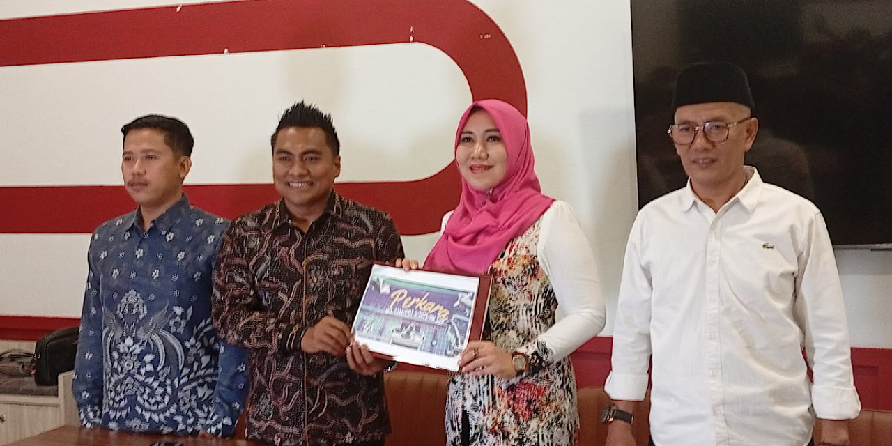 Ning Lia bersama kuasa hukumnya dari Kantor Hukum Mulyadi & Partners Law Firm, Mulyadi, S.H., (Foto: Sujianto/jatimnow.com)